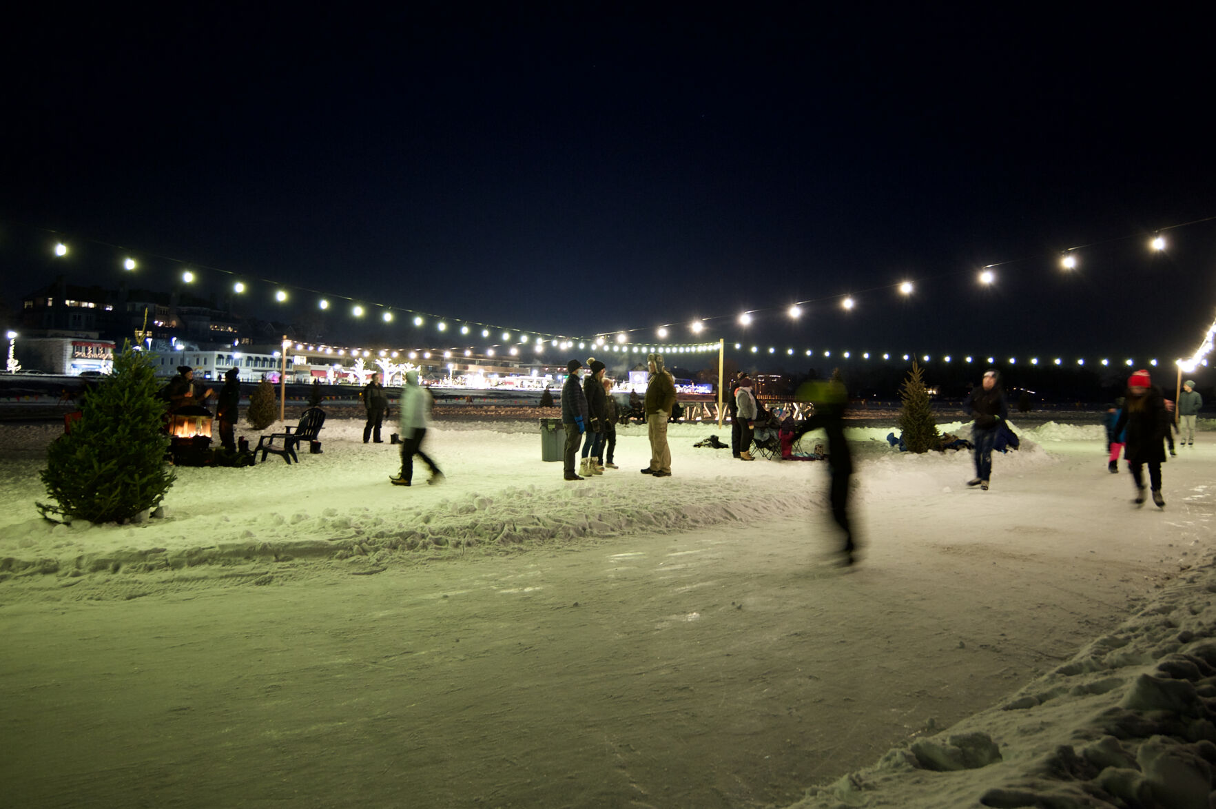 wz25NW_CinemaAndSkatesCUT4.jpg
